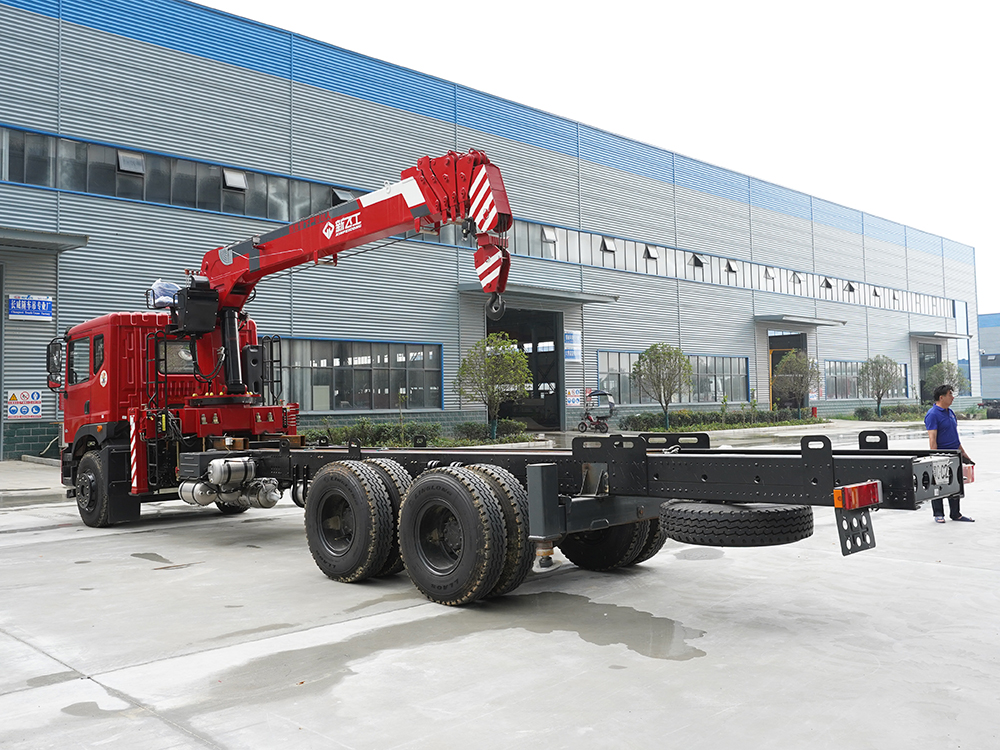 國(guó)六東風(fēng)T5后雙橋新飛工12噸五節(jié)直臂吊機(jī)隨車(chē)吊