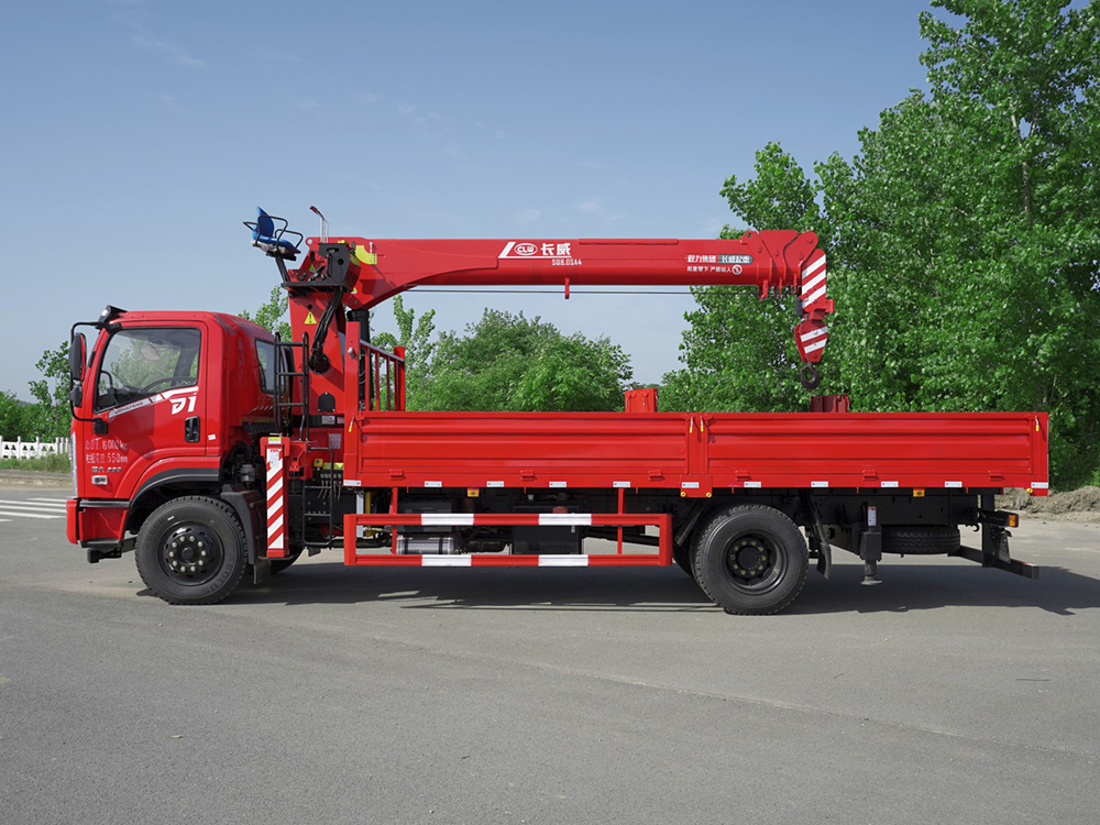 國(guó)六東風(fēng)暢行D1長(zhǎng)威8噸四節(jié)直臂吊機(jī)隨車吊