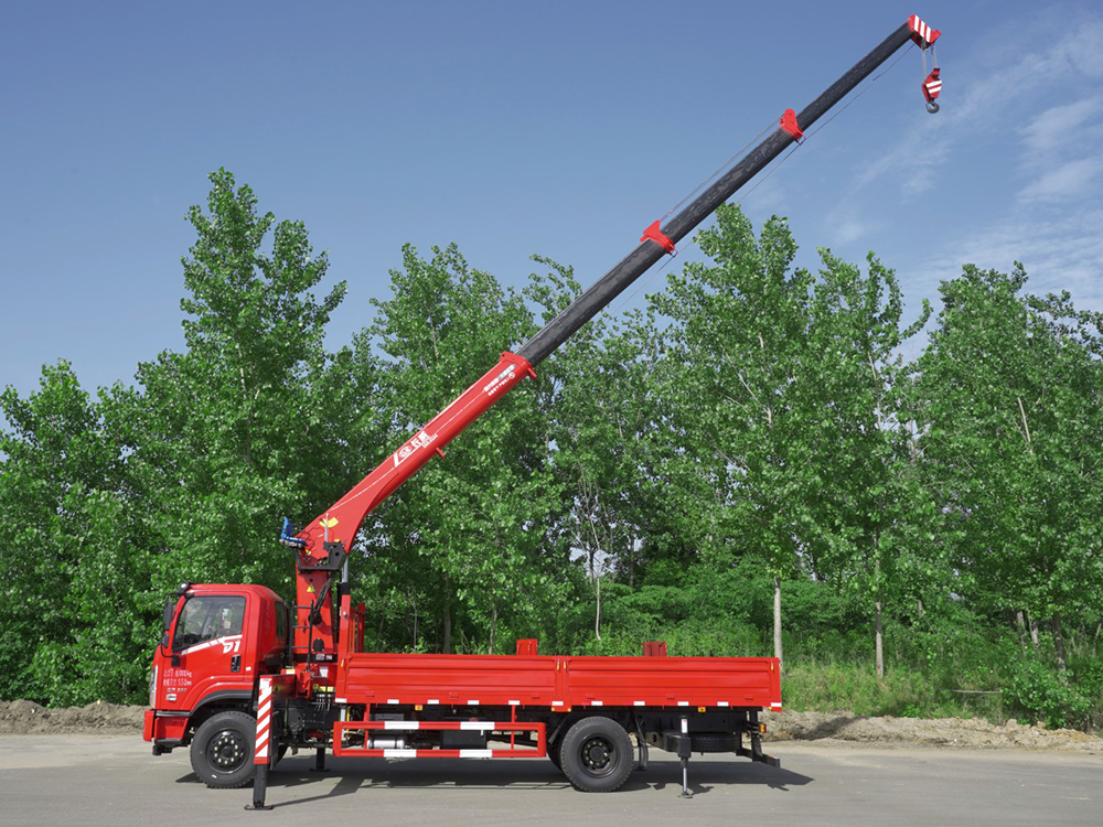 國(guó)六東風(fēng)暢行D1長(zhǎng)威8噸四節(jié)直臂吊機(jī)隨車吊